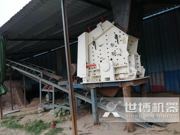 沖擊破碎原理的反擊式破碎機(jī)現(xiàn)場