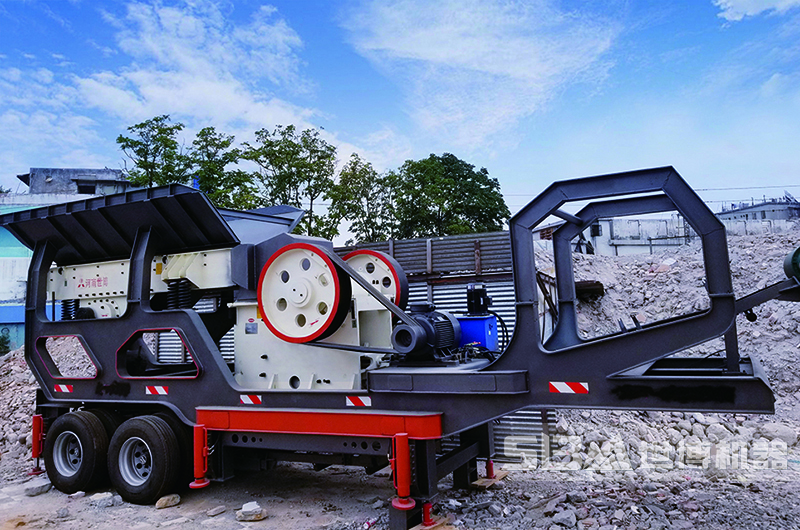 時產(chǎn)200噸輪式柴油移動破碎機現(xiàn)場