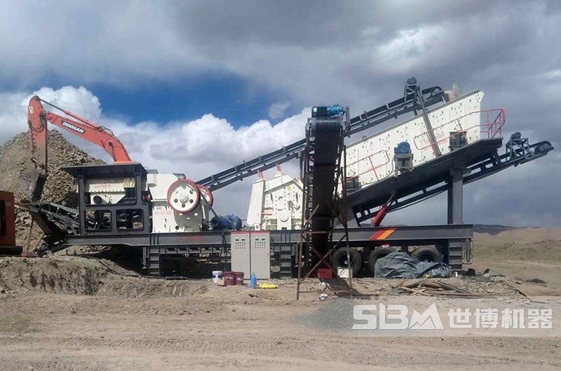 四合一輪式移動破石機現(xiàn)場