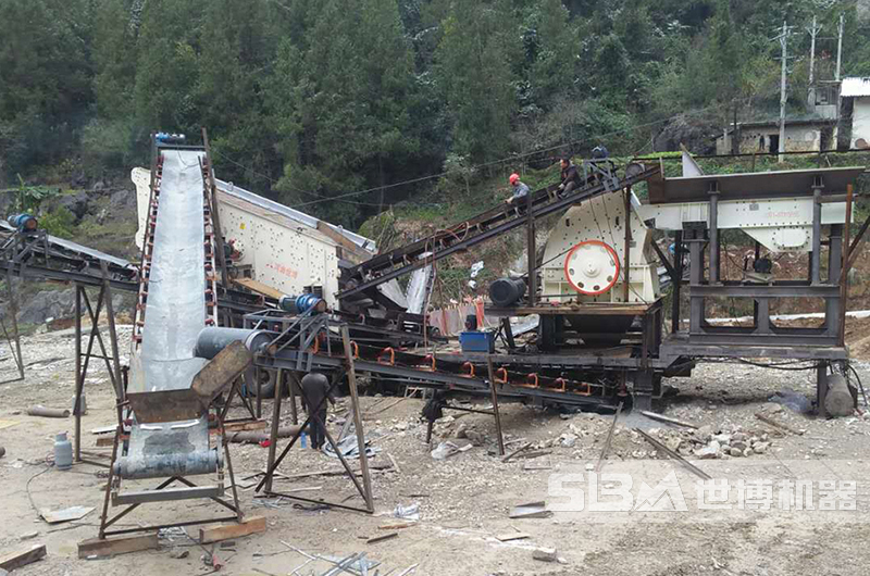 環(huán)錘式移動(dòng)破碎機(jī)現(xiàn)場(chǎng)圖