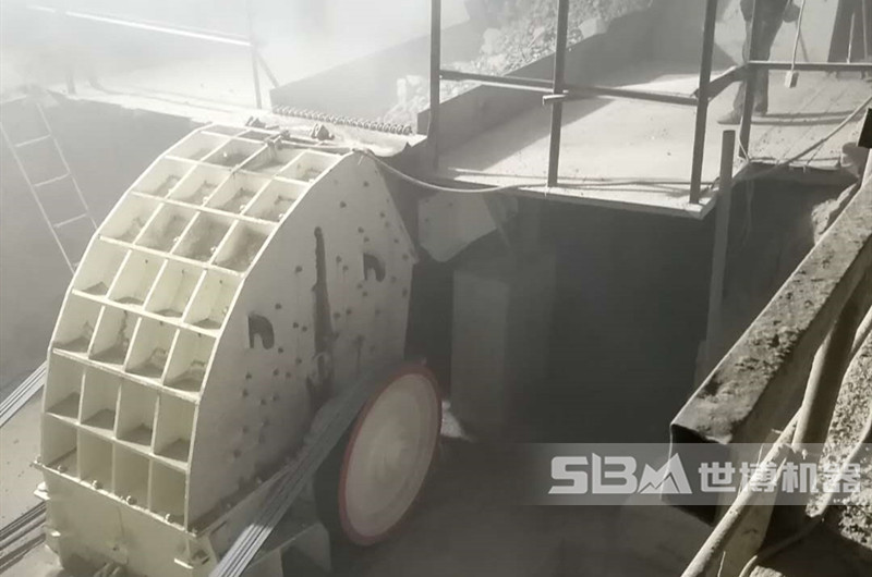 新型擺錘式破碎機(jī)加工石料現(xiàn)場(chǎng)