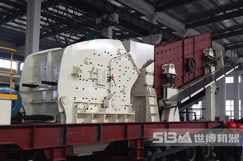 反擊式破碎機安裝在移動架上組成移動反擊破碎機