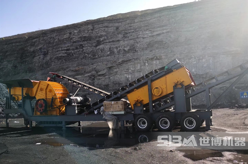 重錘式移動破碎機，配置重錘破、給料機、振動篩