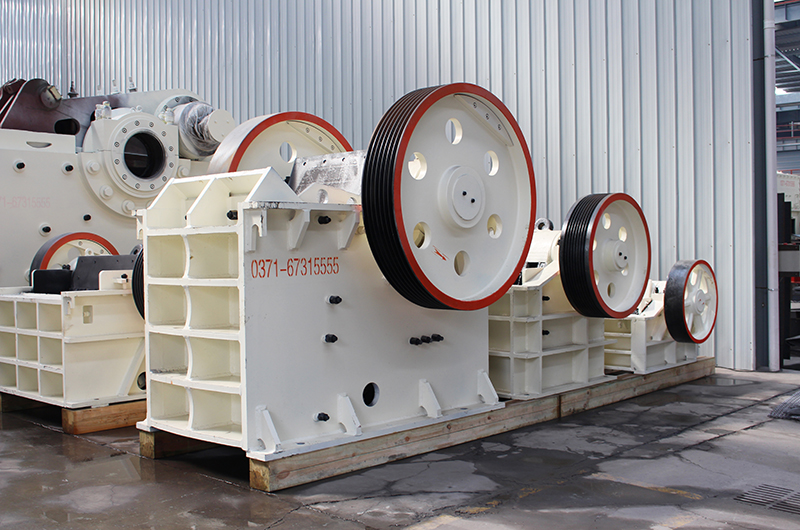鄂破機(jī)，粗碎沙石粉碎機(jī)