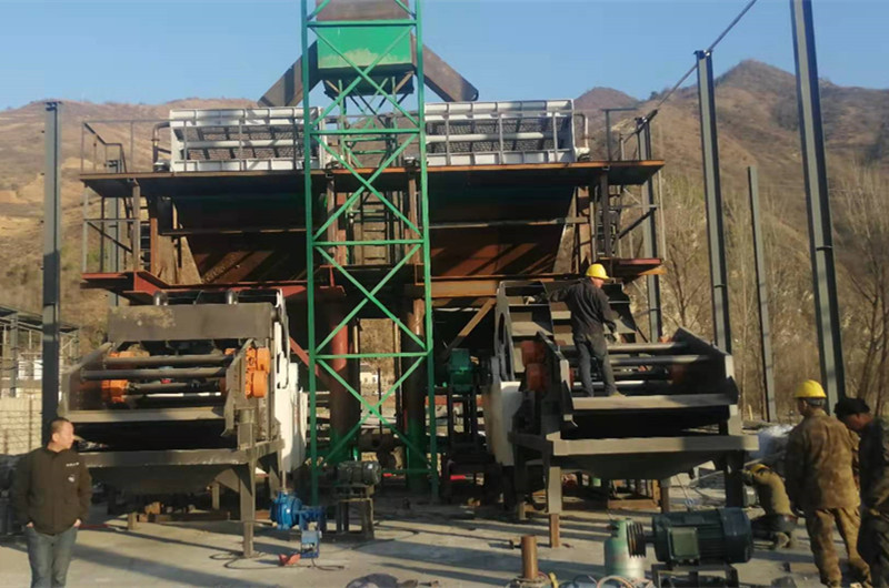 大型河沙洗砂生產(chǎn)線(xiàn)安裝現(xiàn)場(chǎng)