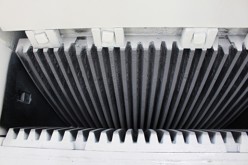 PEX細(xì)鄂破進(jìn)料口，細(xì)齒鄂板