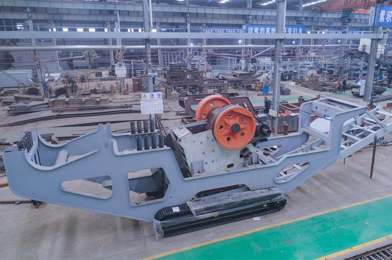 69顎破履帶移動破碎機半成品，生產(chǎn)車間圖