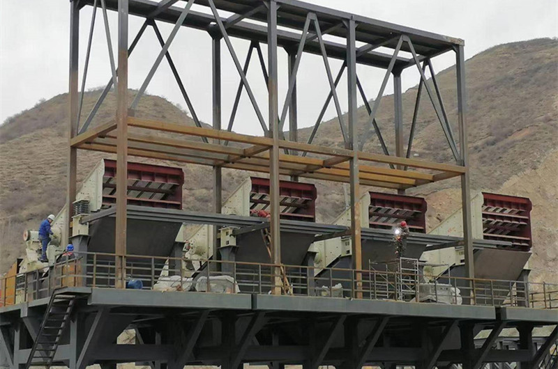 大型礦山礦石振動篩現場，多臺并排生產