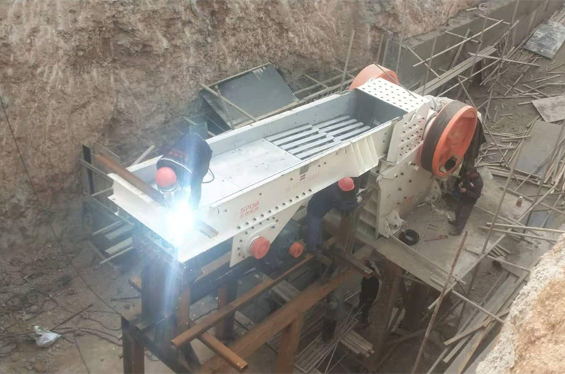 顎式破碎機(jī)、給料機(jī)安裝現(xiàn)場