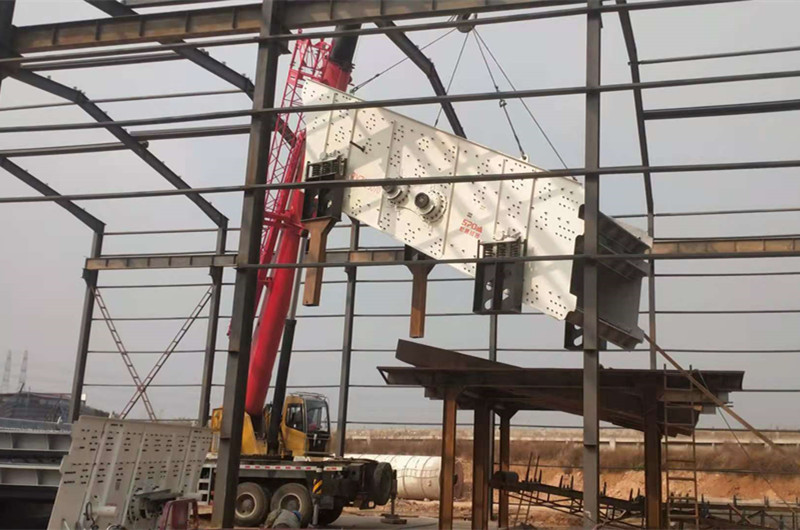 平頂山客戶工地現(xiàn)場振動(dòng)篩吊裝