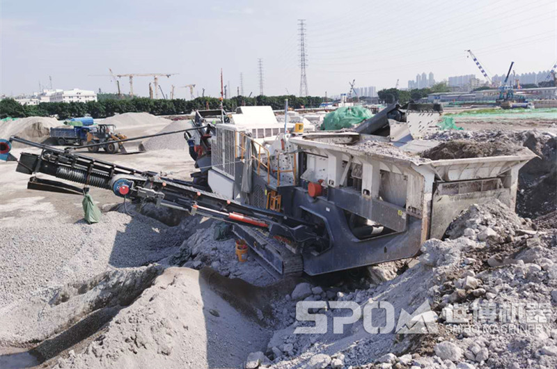 履帶移動碎石加工設(shè)備現(xiàn)場，建筑垃圾破碎現(xiàn)場