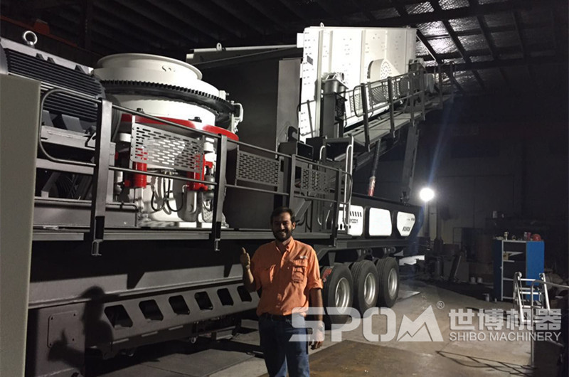 國(guó)外客戶移動(dòng)液壓圓錐破碎機(jī)現(xiàn)場(chǎng)圖