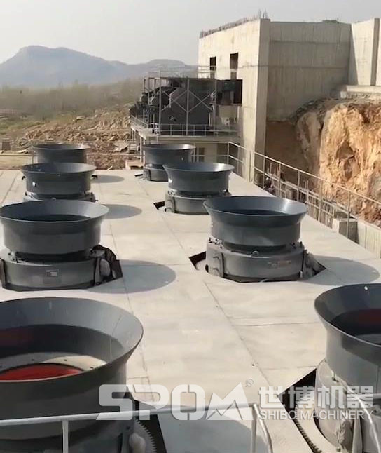 八臺(tái)圓錐破碎機(jī)，大型圓錐破碎機(jī)生產(chǎn)現(xiàn)場(chǎng)圖