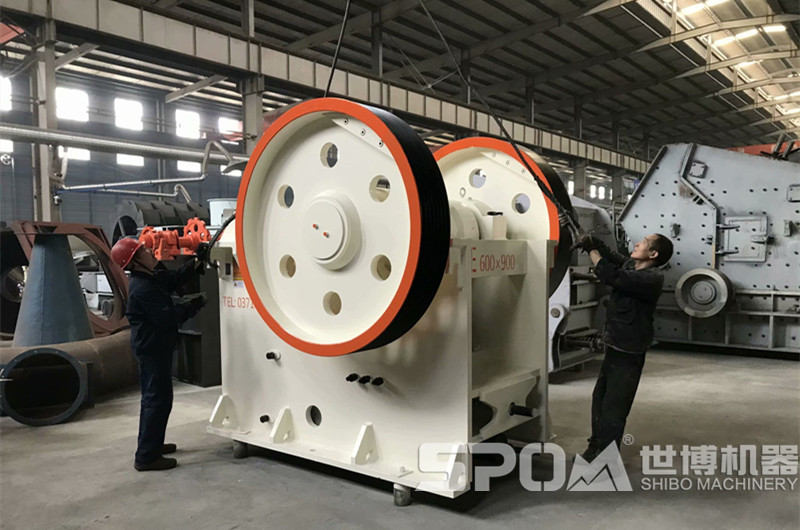 顎式破碎機(jī)，大塊花崗巖破碎