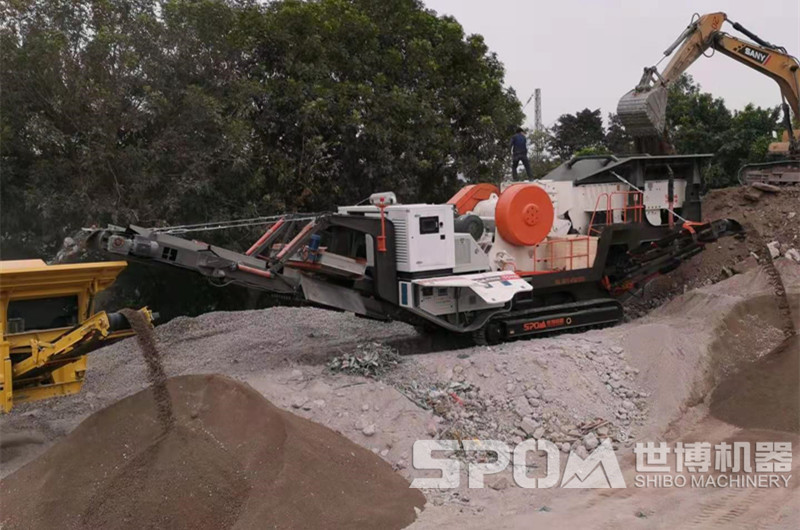 廣州客戶建筑垃圾加工現(xiàn)場，履帶移動磕石機