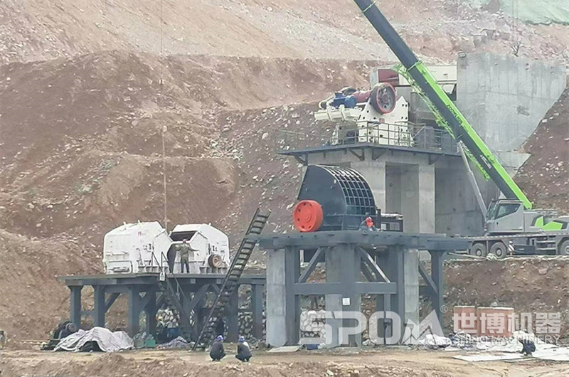 顎破、反擊破、重錘破安裝現(xiàn)場，根據(jù)現(xiàn)場地形高低布置