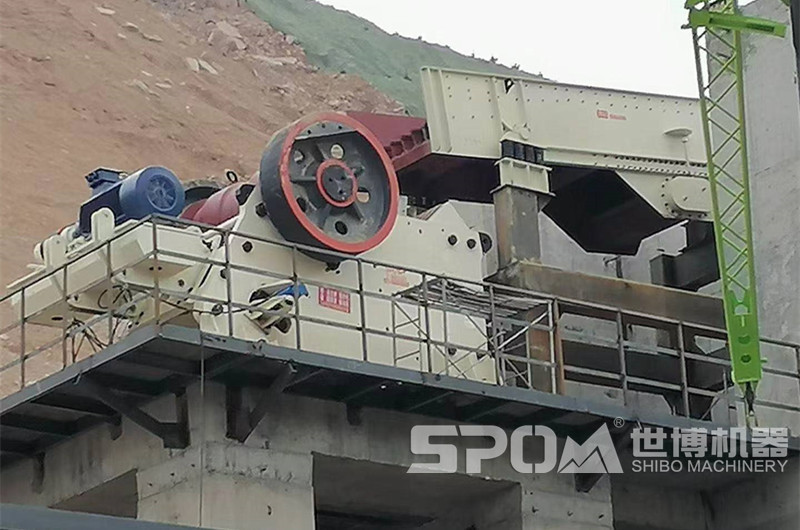 鄂破現(xiàn)場圖，粗碎石料