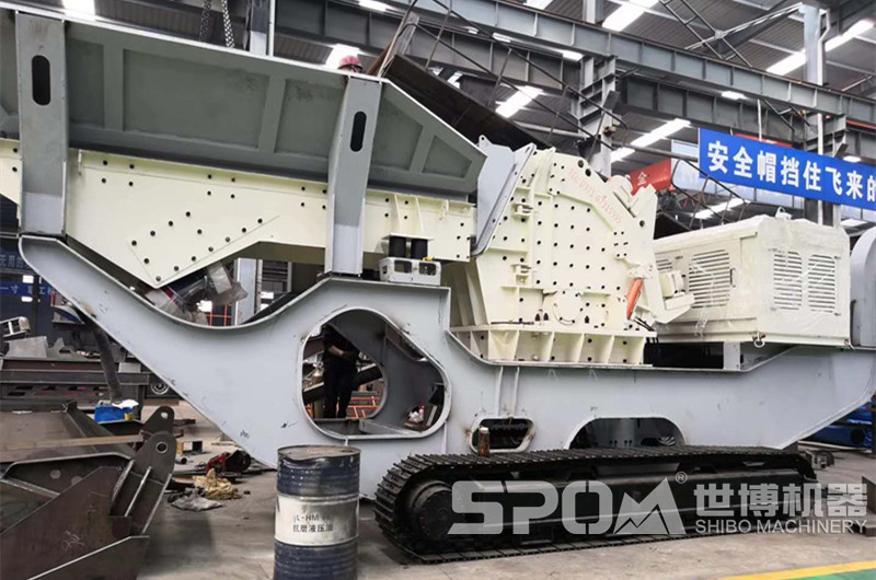 履帶式粗破移動(dòng)碎石機(jī)