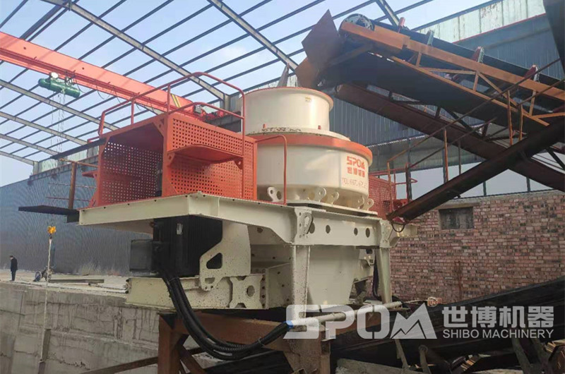 立軸式?jīng)_擊型破碎機(jī)制砂現(xiàn)場(chǎng)