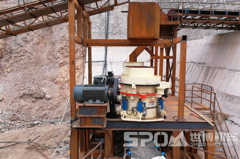 圓錐機破碎石英石現(xiàn)場