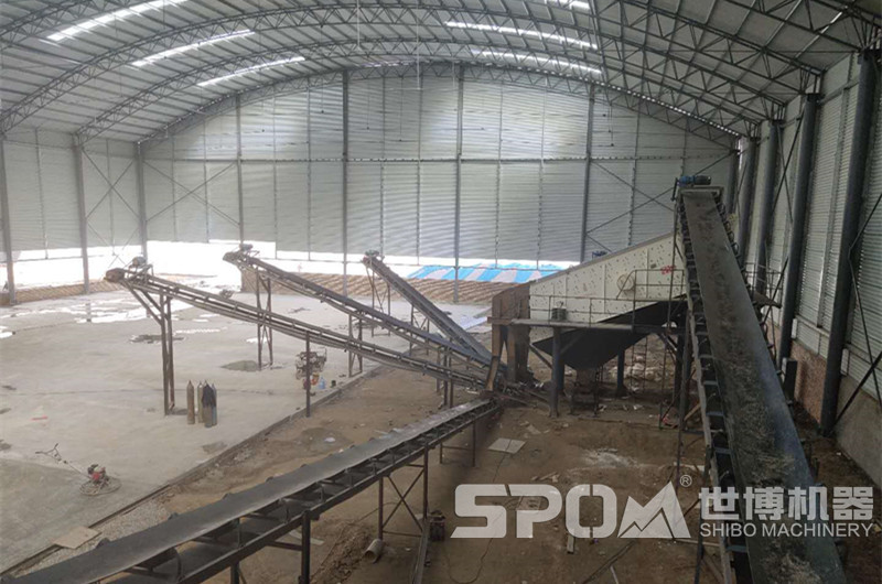 砂石振動(dòng)篩安裝有一定傾角，連接皮帶機(jī)