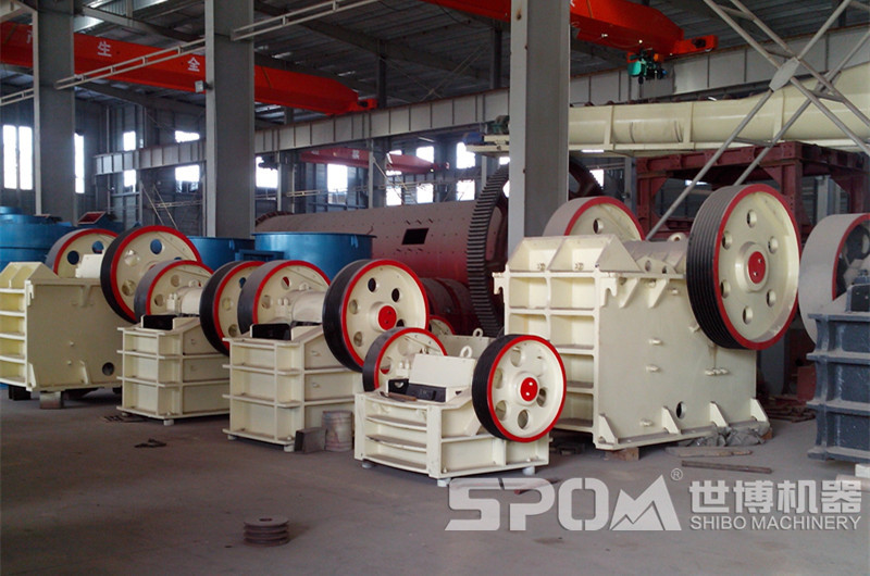 世博顎破成品車間，各種大小鄂破碎機