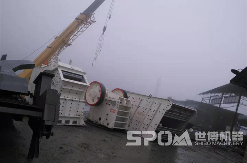 鄂破反擊破振動篩，現(xiàn)場待安裝