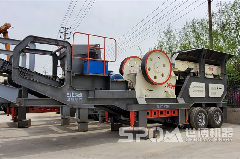 輪胎式顎破移動(dòng)碎石機(jī)，配置顎破的移動(dòng)碎石機(jī)