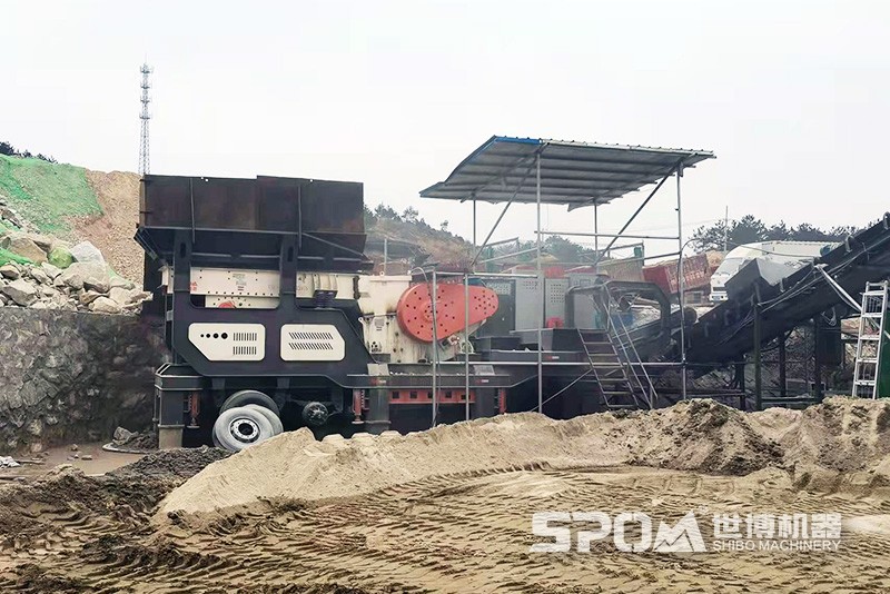 移動式顎式破碎機現(xiàn)場圖