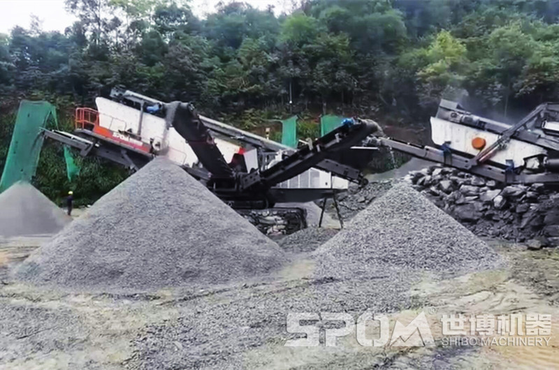 車載式移動(dòng)破碎站破碎混凝土骨料現(xiàn)場圖