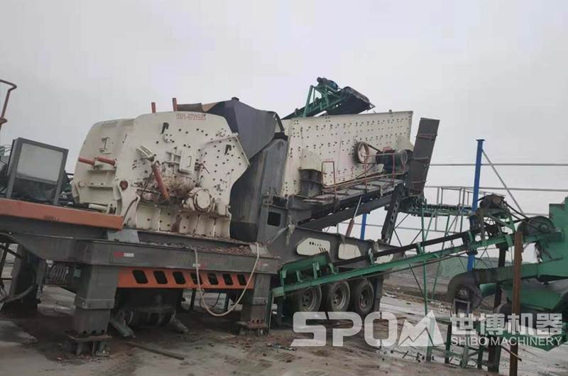輪胎式中細(xì)碎反擊移動(dòng)破碎站現(xiàn)場(chǎng)圖