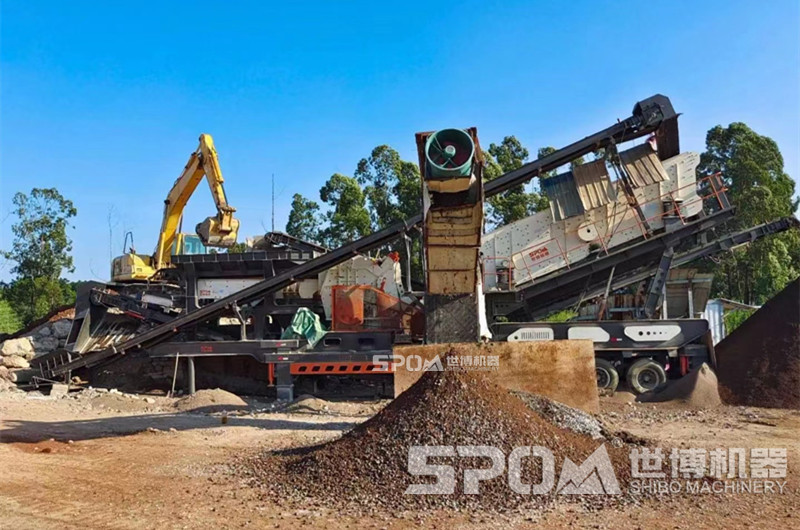廣東某客戶(hù)移動(dòng)破碎設(shè)備現(xiàn)場(chǎng)